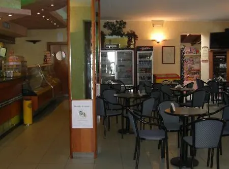Alojamento de Acomodação e Pequeno-almoço Azzano Holidays 2*